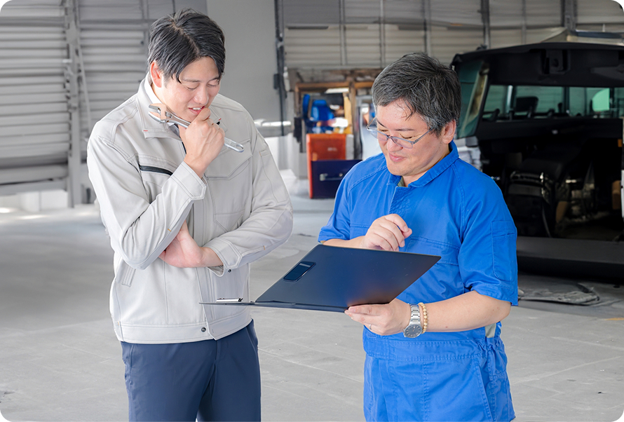 整備士がお客様に新プレミア車検の内容を説明している様子