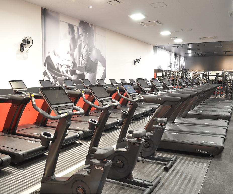 ランニングマシンが並ぶトレーニングエリア