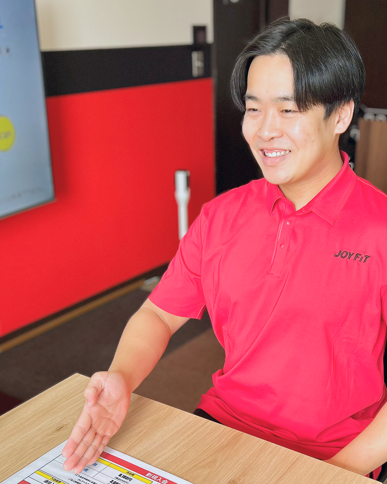 フィットネスクラブで接客するスタッフ